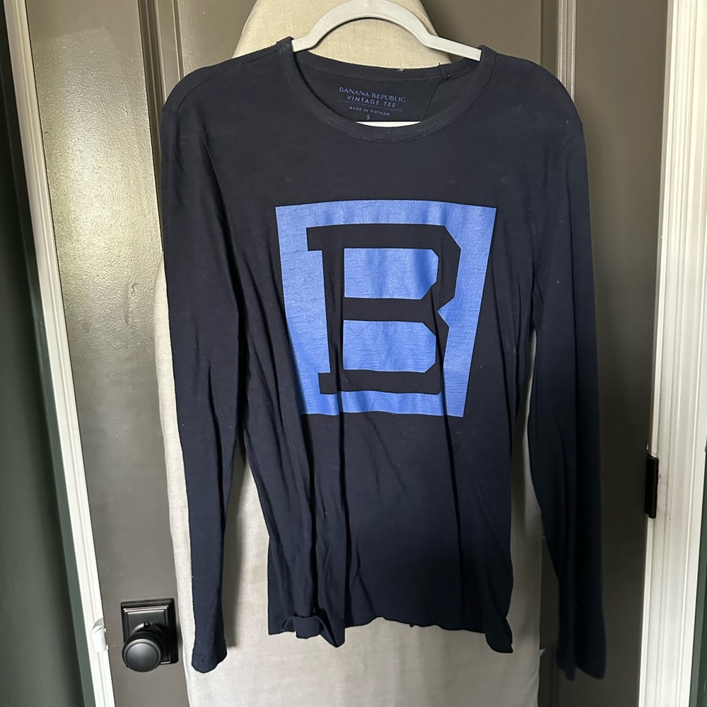 Bundle of 2 men’s long sleeve graphic banana republic shirts